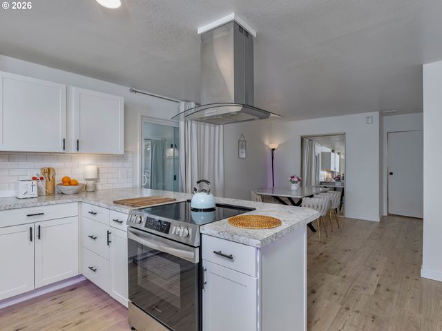 2201 N MENZIES Dr, Portland, OR 97217