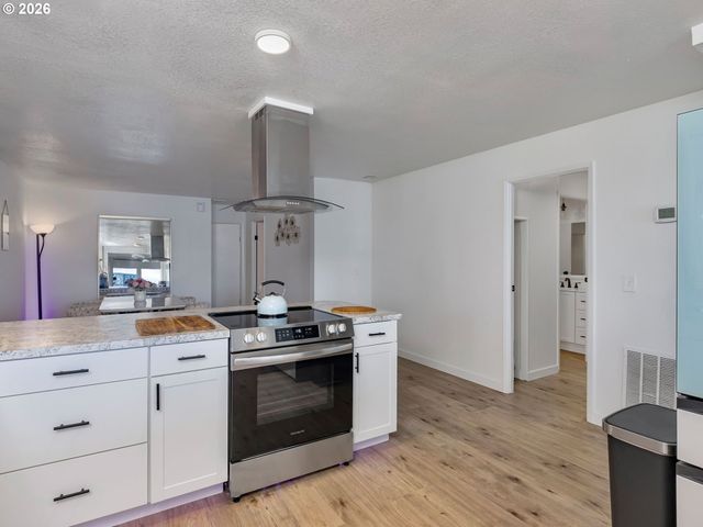 2201 N MENZIES Dr, Portland, OR 97217