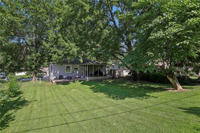 317 N Cochise Drive, Independence, MO 64056