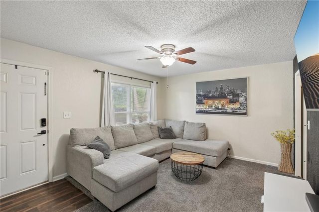 317 N Cochise Drive, Independence, MO 64056