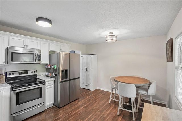 317 N Cochise Drive, Independence, MO 64056