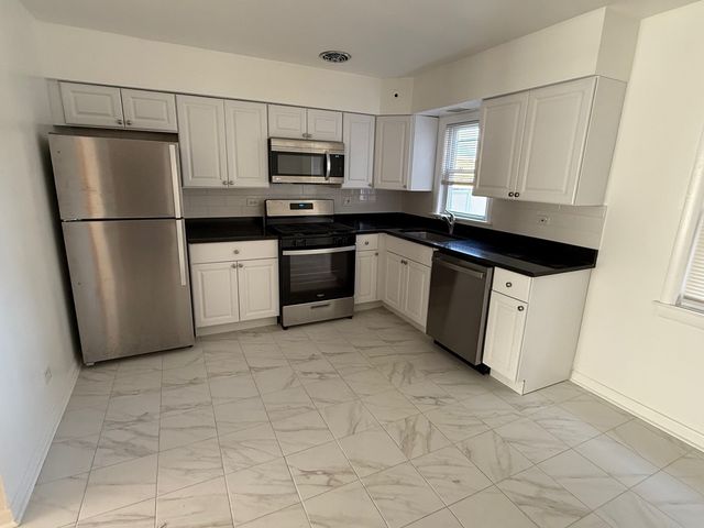 511 Summit Avenue 2R, Park Ridge, IL 60068