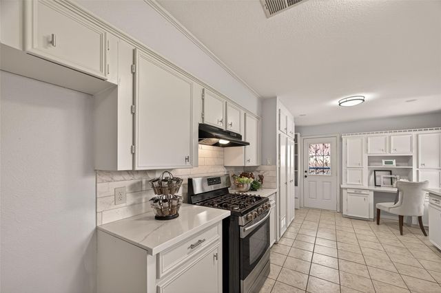 819 S 4th Street, La Porte, TX 77571