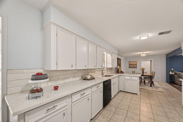 819 S 4th Street, La Porte, TX 77571