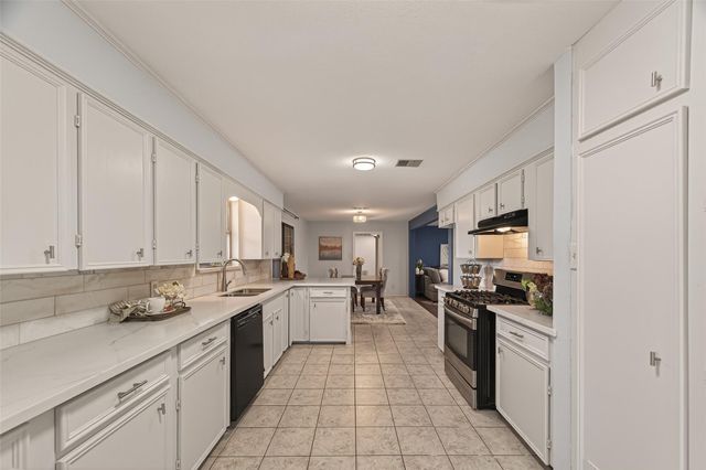 819 S 4th Street, La Porte, TX 77571