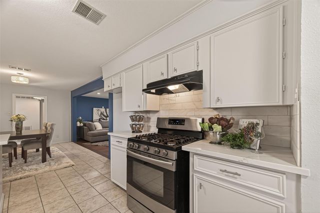 819 S 4th Street, La Porte, TX 77571