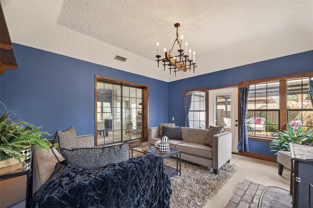 819 S 4th Street, La Porte, TX 77571