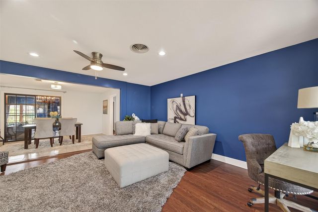 819 S 4th Street, La Porte, TX 77571