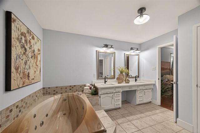 819 S 4th Street, La Porte, TX 77571