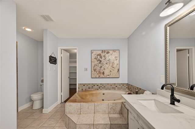 819 S 4th Street, La Porte, TX 77571