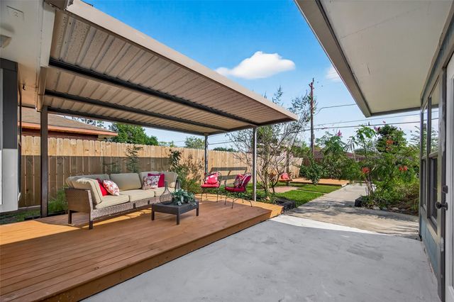 819 S 4th Street, La Porte, TX 77571