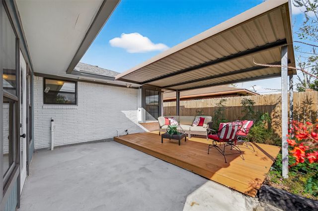 819 S 4th Street, La Porte, TX 77571