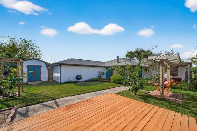 819 S 4th Street, La Porte, TX 77571