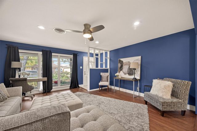 819 S 4th Street, La Porte, TX 77571