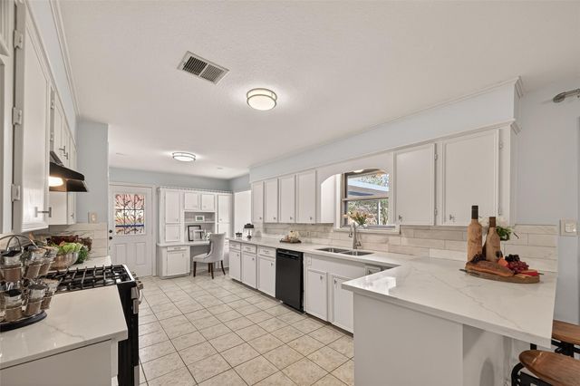 819 S 4th Street, La Porte, TX 77571