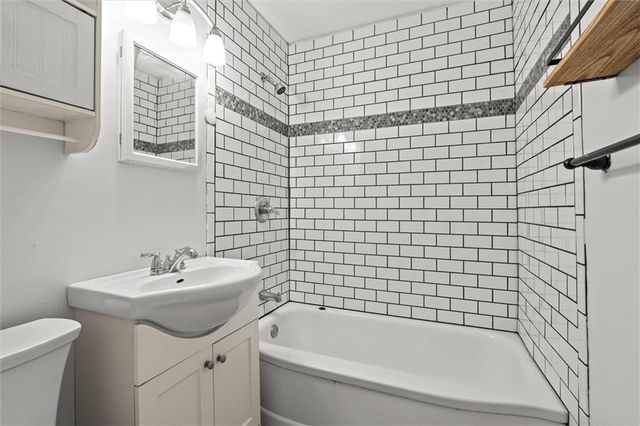 7135 Main Street, Kansas City, MO 64114