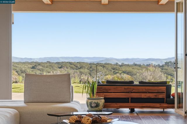 372 Falcon Crest Dr, Lompoc, CA 93436