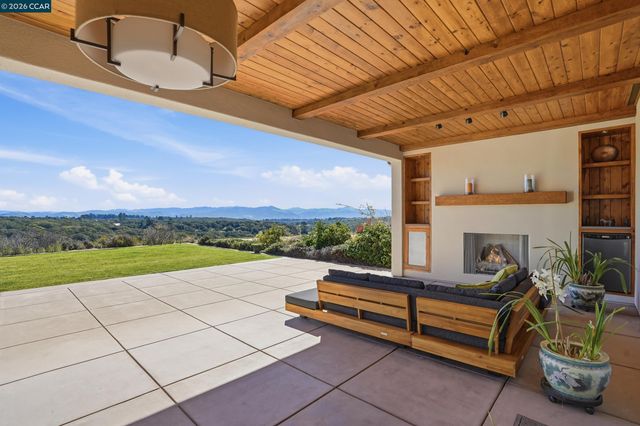 372 Falcon Crest Dr, Lompoc, CA 93436