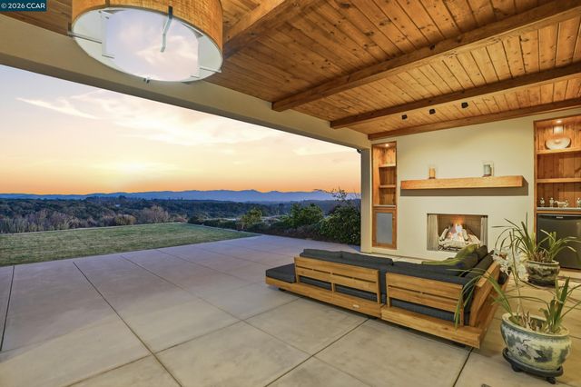 372 Falcon Crest Dr, Lompoc, CA 93436