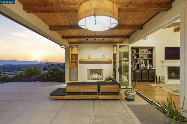 372 Falcon Crest Dr, Lompoc, CA 93436