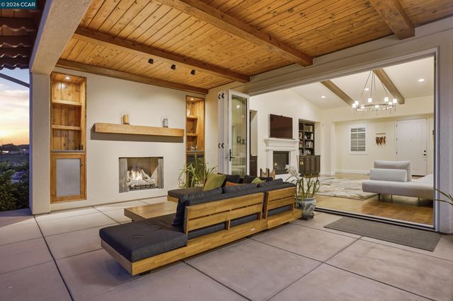 372 Falcon Crest Dr, Lompoc, CA 93436