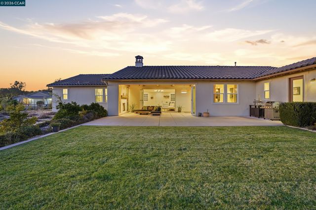 372 Falcon Crest Dr, Lompoc, CA 93436
