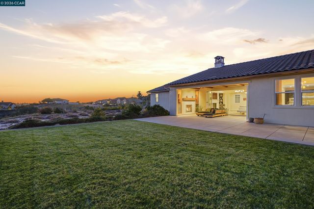 372 Falcon Crest Dr, Lompoc, CA 93436