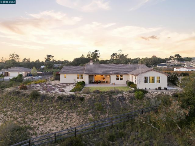 372 Falcon Crest Dr, Lompoc, CA 93436