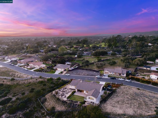 372 Falcon Crest Dr, Lompoc, CA 93436