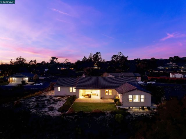 372 Falcon Crest Dr, Lompoc, CA 93436