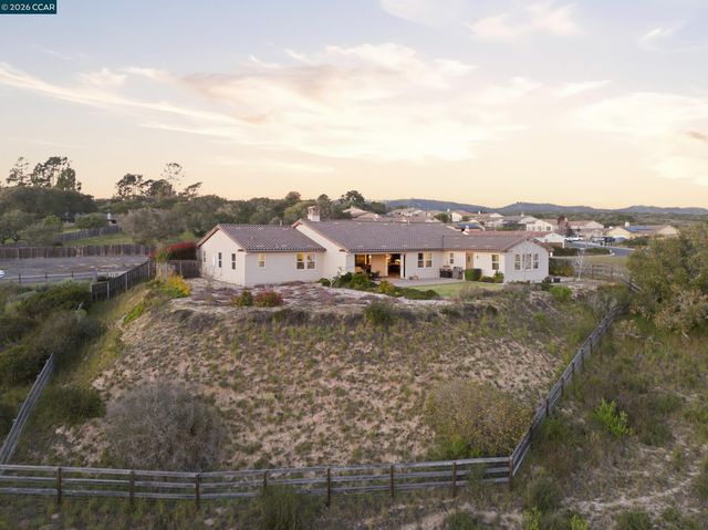 372 Falcon Crest Dr, Lompoc, CA 93436