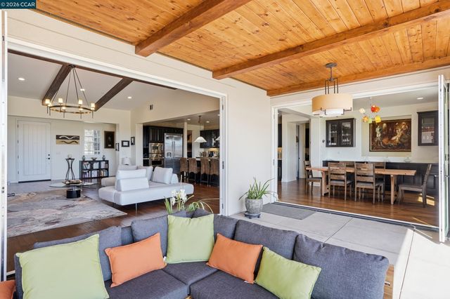 372 Falcon Crest Dr, Lompoc, CA 93436