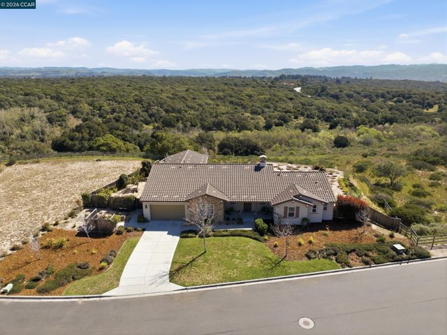 372 Falcon Crest Dr, Lompoc, CA 93436