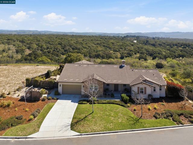 372 Falcon Crest Dr, Lompoc, CA 93436