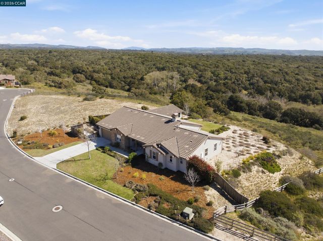 372 Falcon Crest Dr, Lompoc, CA 93436