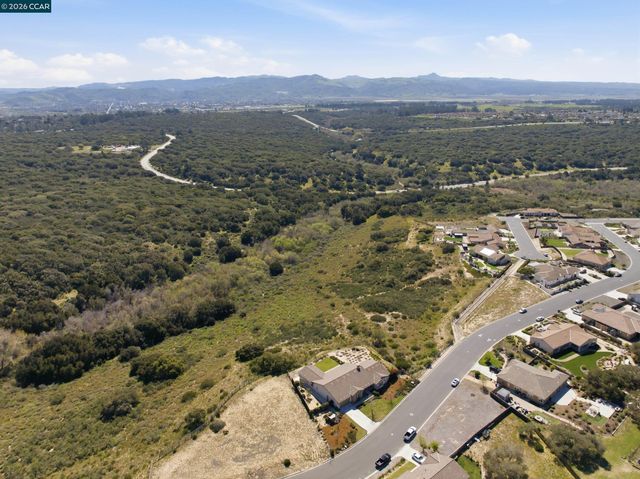 372 Falcon Crest Dr, Lompoc, CA 93436