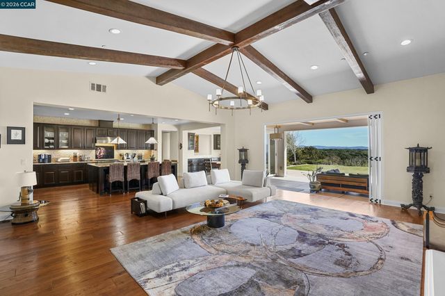 372 Falcon Crest Dr, Lompoc, CA 93436