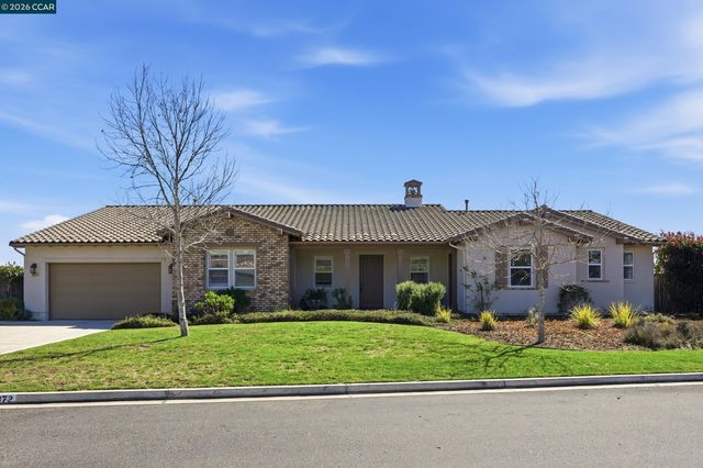 372 Falcon Crest Dr, Lompoc, CA 93436