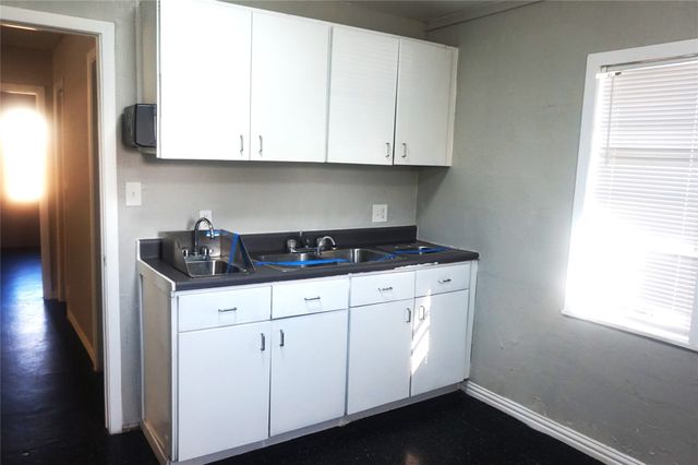 1110 S Armstrong Avenue, Denison, TX 75020