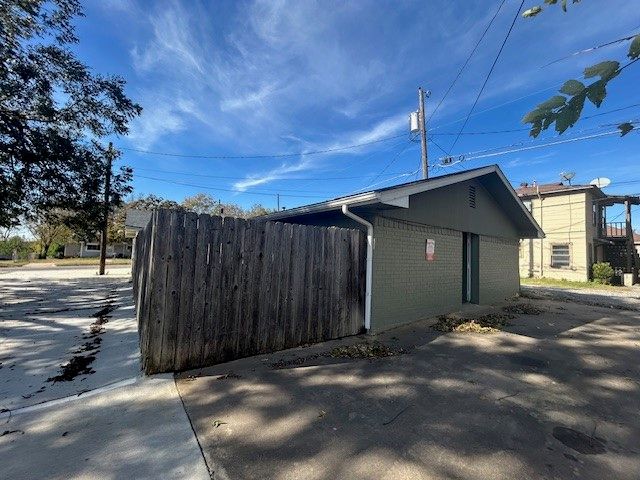 1110 S Armstrong Avenue, Denison, TX 75020