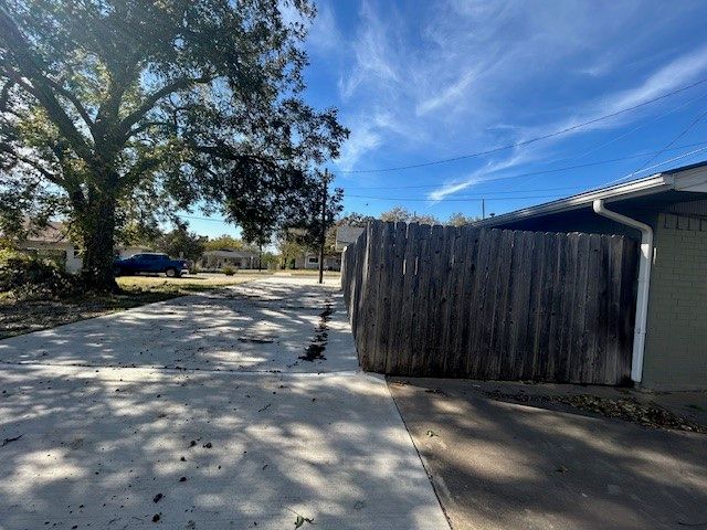 1110 S Armstrong Avenue, Denison, TX 75020