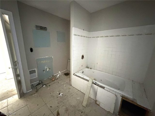 10106 Parmelee Avenue, Cleveland, OH 44108