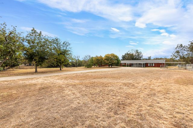 281 Lakeside Drive, China Spring, TX 76633