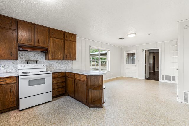 281 Lakeside Drive, China Spring, TX 76633