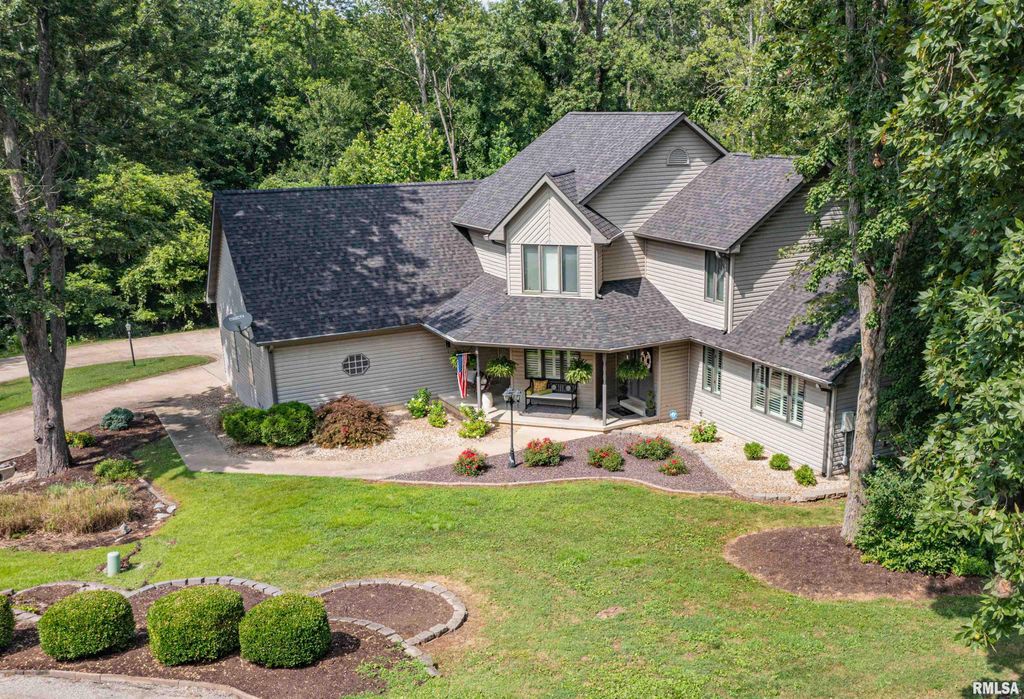 Image 1 of property listing at 2006 Northwoods Place, Mt Vernon, IL 62864