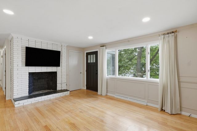 334 Rogers St, Lowell, MA 01852
