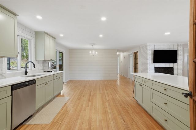 334 Rogers St, Lowell, MA 01852