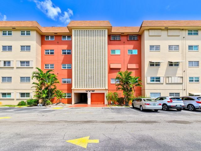 5300 Washington Street W414, Hollywood, FL 33021