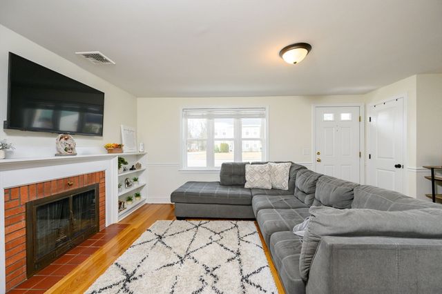 1065 Bedford St, Abington, MA 02351