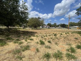 1405 W Goodwin, Pleasanton, TX 78064